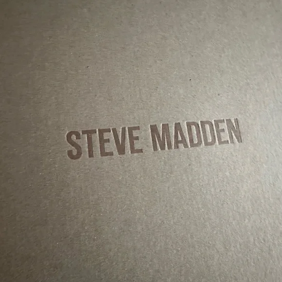 New boots. I bought them for a trip but ended up not bringing them. - Picture 2 of 5